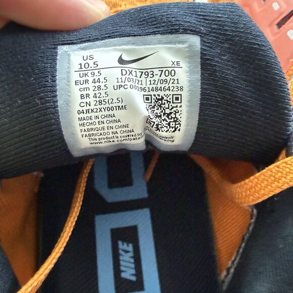 Size 10.5 - Nike Air Zoom Vomero 16 Light Curry Dark Obsidian - Picture 5 of 10